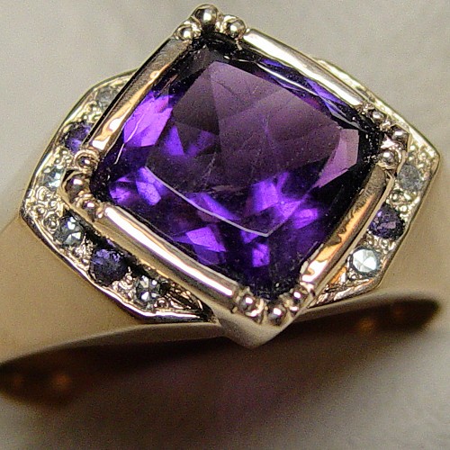 Amethysts Small Yogo Diamond